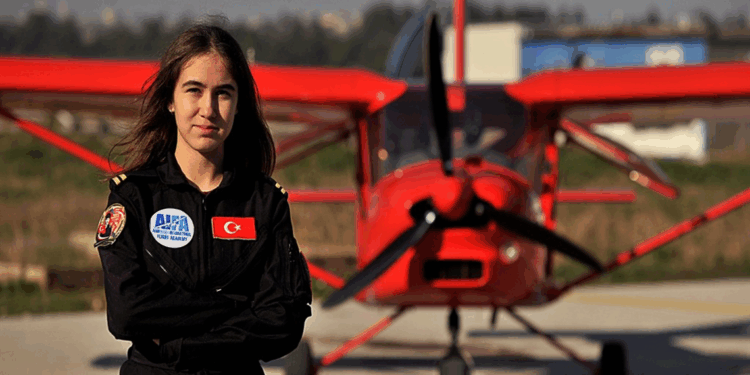 'Yılın Kızları' listesinde Türkiye'nin en genç kadın pilot adayı Defne var