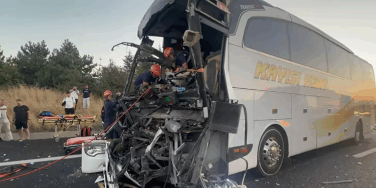 Yolcu otobüsü kamyona çarptı: 1 ölü, 10 yaralı