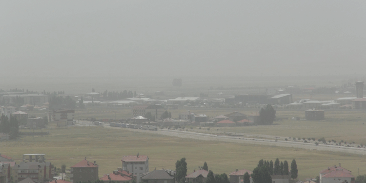 Yüksekova'da toz taşınımı hayatı olumsuz etkiledi