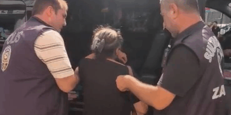 Zabıtanın yakaladığı 2 dilencinin üzerinden 8 bin 959 lira çıktı