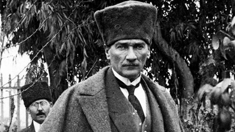 Atatürkçü olmak mı, sadece Atatürkçü görünmek mi?