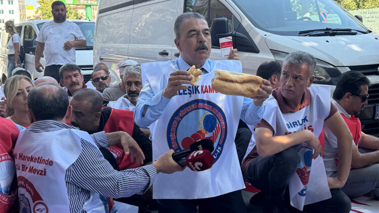 Memurlara grev hakkını vermeyen bir sendika yasası, kabul edilemez