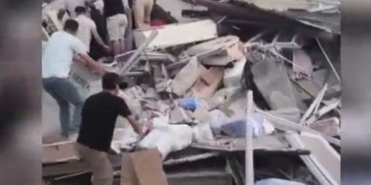 Depremde yıkılan bir binanın enkazından 1 kişi çıkarıldı