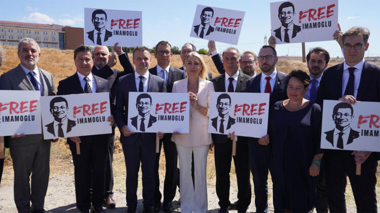 Avrupa belediye başkanları İmamoğlu'na demokrasi ödülü verdi