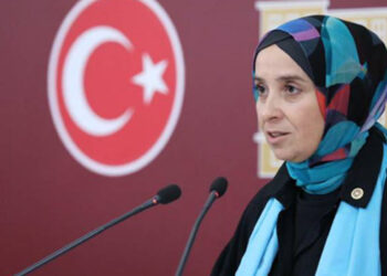 Karanlıkta kalan kadınlar için ışık olmak zorundayız
