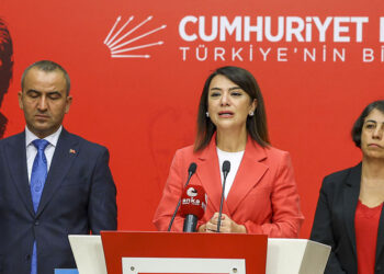 Türkiye'de sefaleti dayatanlar ile adaleti arayanlar arasında mücadele var