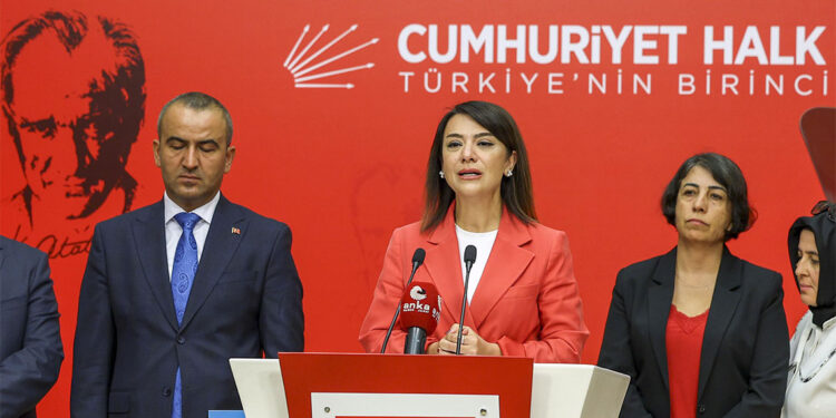 Türkiye'de sefaleti dayatanlar ile adaleti arayanlar arasında mücadele var