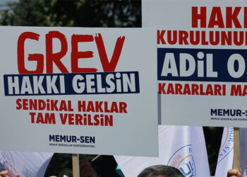 Kamu çalışanları hakları için grevde!