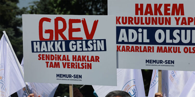 Kamu çalışanları hakları için grevde!