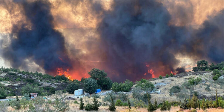Çanakkale'de tarım arazisinde çıkan yangın ormana sıçradı; Tahliyeler başladı
