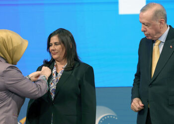 Özlem Çerçioğlu AK Parti rozetini taktı