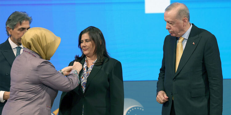 Özlem Çerçioğlu AK Parti rozetini taktı