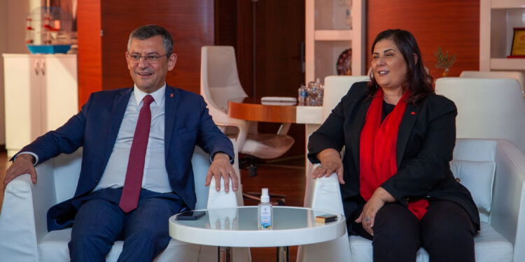 Topuklu Efe Özlem Çerçioğlu AKP'ye mi geçiyor?