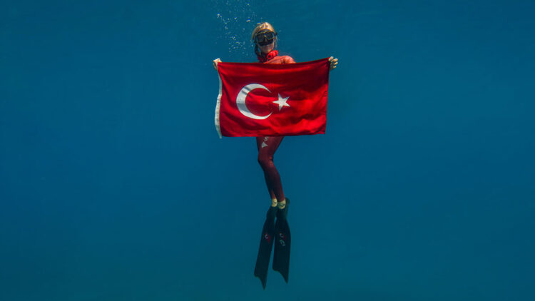 Şahika Ercümen sualtında 30 Ağustos Zafer Bayramı’nı kutladı