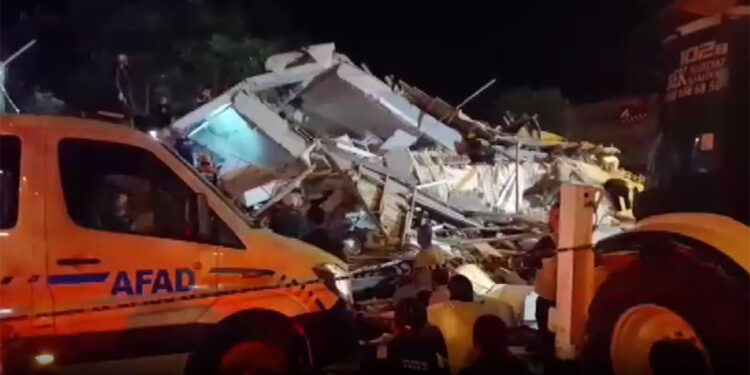 Sındırgı'da yıkılan binanın enkazından bir kişi kurtarıldı