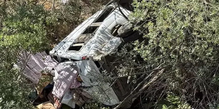 Fındık işçilerini taşıyan minibüs uçuruma yuvarlandı; 3 ölü 18 yaralı