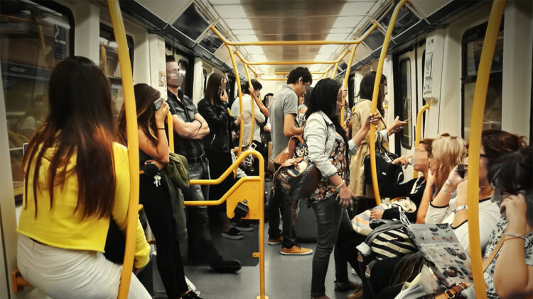 Toplu taşımada göz göze gelme belası: Modern insanın en büyük utancı