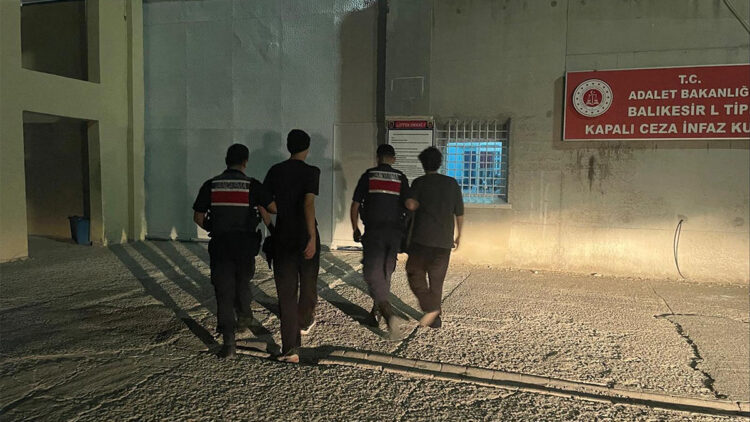 Kendilerini jandarma olarak tanıtarak yaşlı çifti dolandıran 3 şüpheli tutuklandı