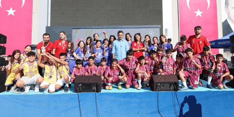 ‘Mahallenin Yıldızları-2’ Turnuvası’nda, sporcular ödüllendirildi