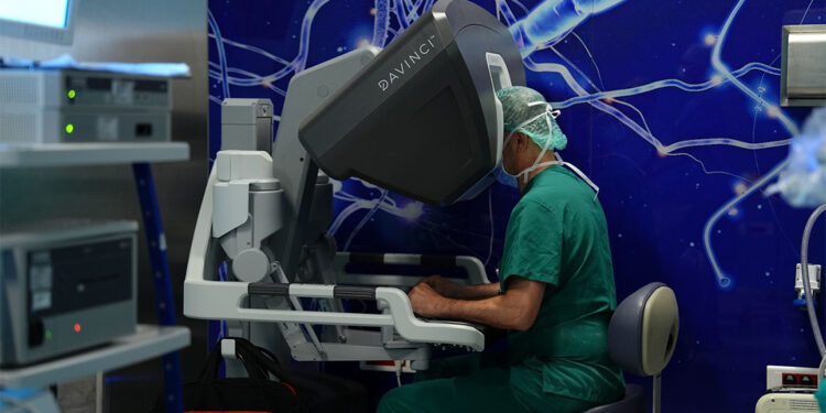 Robot destekli cerrahi, iyileşme süresini minimuma indiriyor