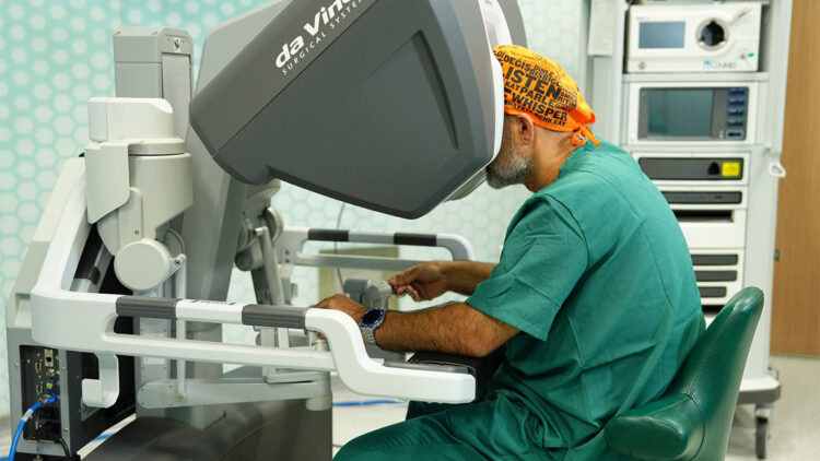 Baş boyun kanseri veya uyku apnesinde robotik cerrahi etkili oluyor