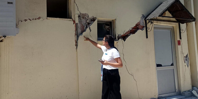 Sındırgı'da eleme yapılmadan kullanılan büyük taşlar betonda zayıflığa yol açmış