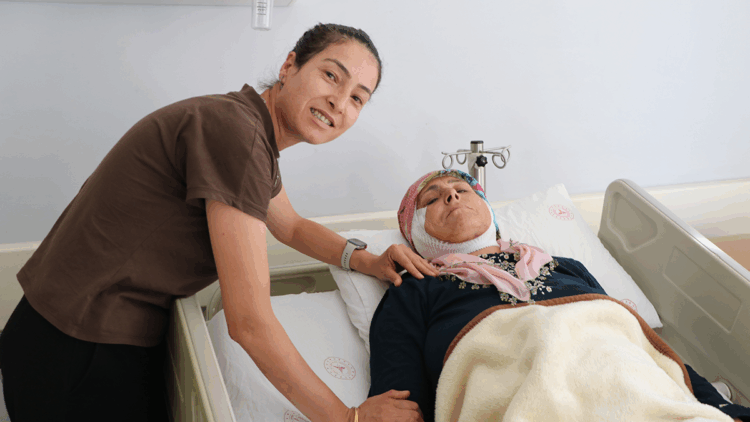 15 yıldır yüz felci olan kadın, ameliyatla sağlığına kavuştu