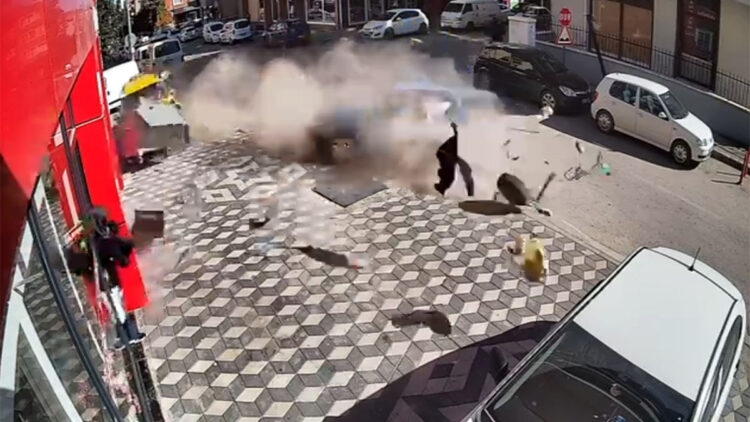 2 yılda iş yerine 9 araç çarpan esnafın sabrı tükeniyor