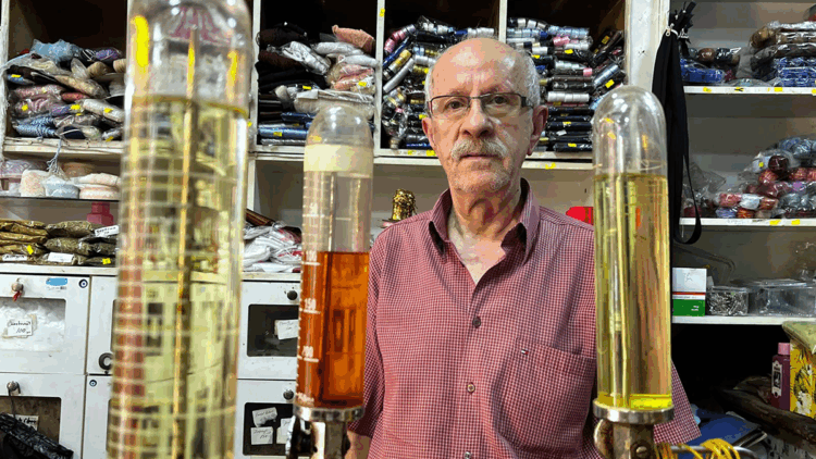 50 yıllık kolonyacı, 15 metrekarelik dükkanında mesleğini yaşatıyor