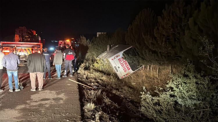 Afyonkarahisar'da yolcu midibüsü devrildi