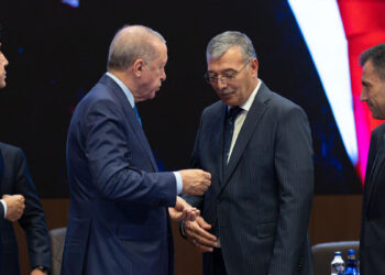 AK Parti'ye katılan belediye başkanlarına rozet takıldı