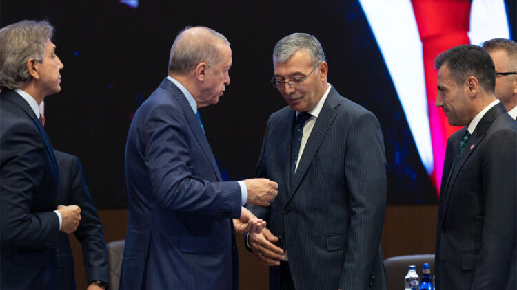 AK Parti'ye katılan belediye başkanlarına rozet takıldı