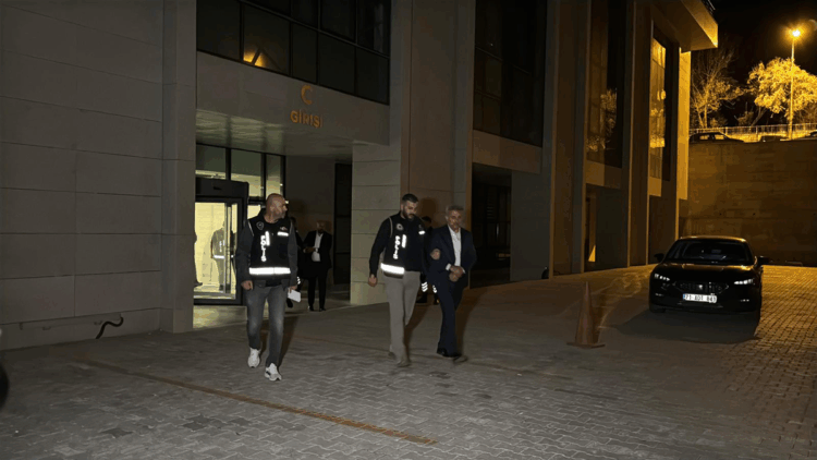 AK Partili belediye başkanı Ahmet Sungur tutuklandı