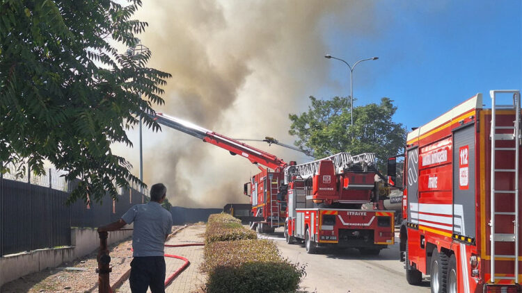 Sincan OSB'de geri dönüşüm tesisinde yangın