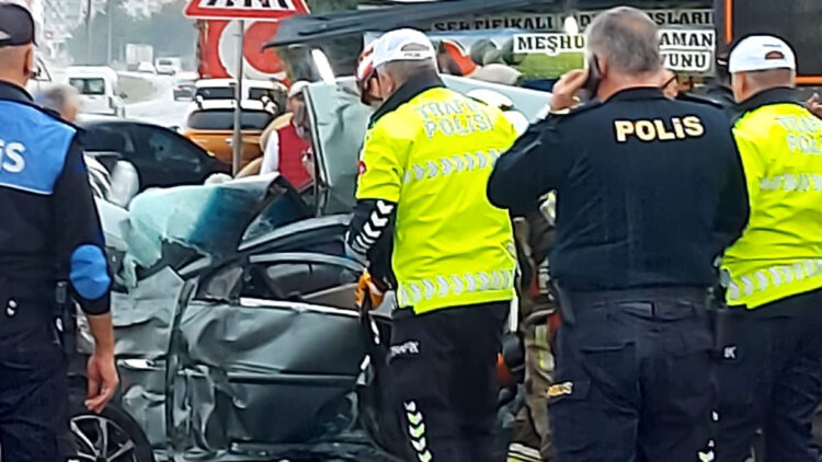 Ankara'da otomobil park halindeki tankere çarptı: 3 ölü