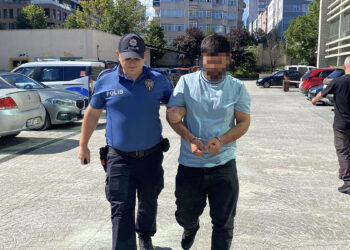 Araçlarının önünü kesip husumetlisi ve eşini darbeden şüpheliye gözaltı