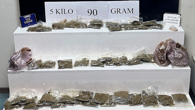 Araçtaki koltuğun altından 5 kilo esrar çıktı; ‘Kim koydu bilmiyoruz’ dedi