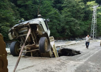Artvin'de göçüğe düşen kamyonun sürücüsü yaralandı