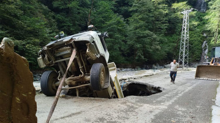 Artvin'de göçüğe düşen kamyonun sürücüsü yaralandı