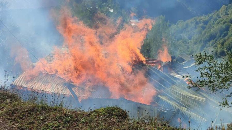 Artvin'de tek katlı ev yangında küle döndü
