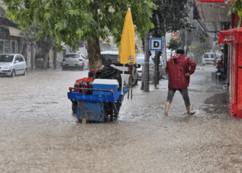 Adana ve Osmaniye'de sağanak ve şiddetli rüzgar; okul çatısı uçtu