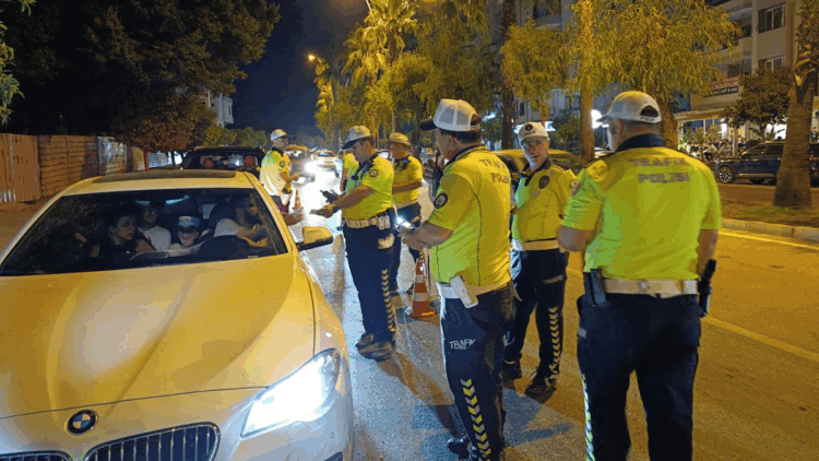 Adana'da trafik denetimi; 38 sürücüye toplam 255 bin TL ceza