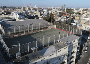 Adana'nın tarihi dokusunun arasındaki 5 katlı binanın çatısında futbol