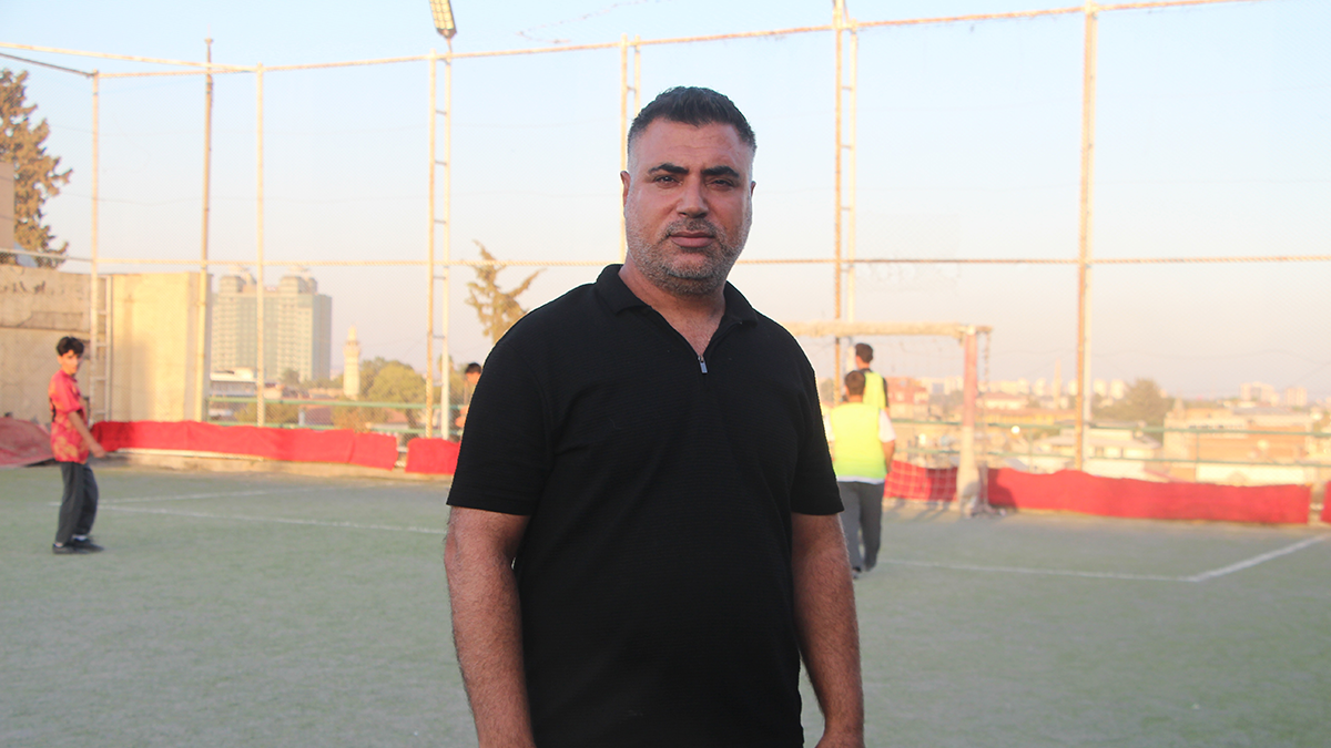 Adana'nın tarihi dokusunun arasındaki 5 katlı binanın çatısında futbol