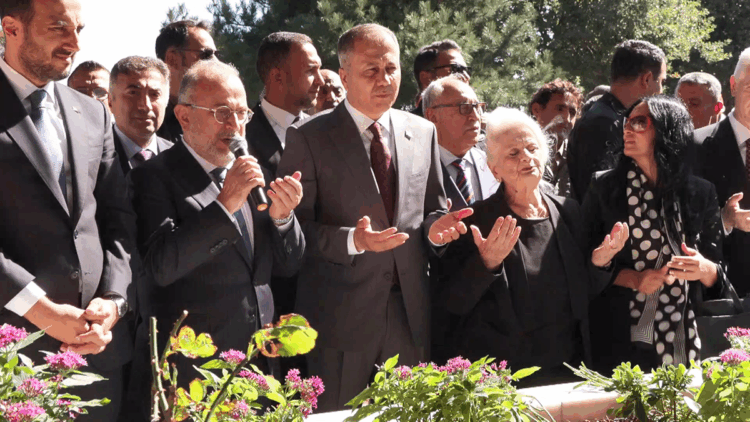 Adnan Menderes ölümünün 64'üncü yıl dönümünde mezarı başında anıldı