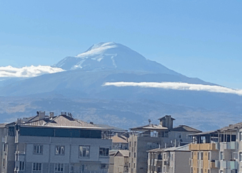 Ağrı Dağı'nın zirvesine kar yağdı