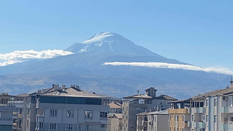Ağrı Dağı'nın zirvesine kar yağdı