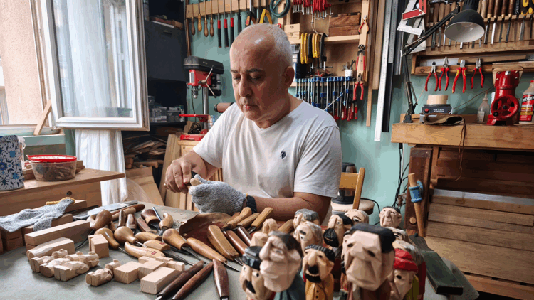 Ahşap el yontması figürler, festivallerde sergiliyor