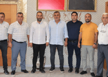ANTALYA'nın Aksu ilçesinde, son yerel seçimde CHP'den Belediye Başkanı seçilen ve önceki gün partisinden istifa eden İsa Yıldırım'ın ardından, CHP'li 6 meclis üyesi de partilerinden istifa etti. Yıldırım, meclis üyelerinin istifasını, birlikte çektirdikleri fotoğraf ve yazılı açıklama ile duyurdu. Antalya'da 2004-2009 yılları arasında AK Parti'den Pınarlı Belde Belediye Başkanlığı yapan, 2009-2014 yıllarında MHP'den Aksu'nun ilk ilçe belediye başkanı seçilen Yıldırım, geçen yılki yerel seçimde CHP'den aday oldu ve bir dönem boşluğun ardından yeniden Aksu Belediye Başkanı oldu. Yıldırım, önceki gün sosyal medya hesaplarından yaptığı açıklamayla partisinden istifa ettiğini duyurdu. İsa Yıldırım'ın istifasının ardından bugün CHP'li 6 belediye meclis üyesinin, partilerinden istifa ettiği açıklandı. YILDIRIM AÇIKLADI İsa Yıldırım, sosyal medya hesaplarından CHP'den istifa eden 6 belediye meclis üyesiyle birlikte çektirdiği fotoğraflarla yaptığı paylaşımda, şu açıklamada bulundu: "Cumhuriyet Halk Partisi'nden istifa ederek 'Bağımsız Belediye Başkanı' olarak yolumuza devam edeceğimizi kamuoyu ile paylaşmamızın ardından Belediye Meclisimizde görev yapan Mehmet Alptekin, Harun Hor, Mehmet Altay, Hüseyin Yılmaz, Yaşar Karakartal ve Mustafa Ceylan da partilerinden istifa ederek, 'Bağımsız Meclis Üyesi' olarak bizimle birlikte yürüme kararı aldıklarını ifade ettiler. Bu istifaların kişisel bir tercih değil, Aksu'nun menfaatlerini her şeyin üstünde tutan bir duruş olduğunu dile getiren meclis üyelerimiz, 'Bizim için koltuklar, makamlar ya da rozetler değil, Aksu'nun geleceği önemlidir' diyerek şahsımla beraber yol alacaklarını söylediler. Biz gücümüzü ilçe halkımızdan alıyoruz. Halka hizmetin en büyük görev olduğu bilinciyle, hiçbir siyasi hesap, hiçbir kişisel menfaat gözetmeksizin, yalnızca halkımıza hizmet için yolumuza bağımsız olarak devam edecek, Aksu'nun çıkarlarını, siyaset üstü bir anlayışla savunmaya devam edeceğiz." Aksu Belediye Meclisi'nde istifalar sonrasında yeni dağılım şöyle; 11 CHP, 6 Bağımsız, 4 AK Parti, 4 MHP.