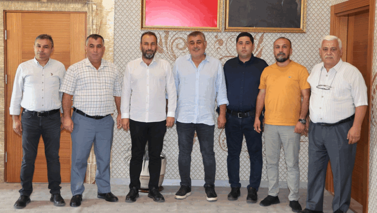 ANTALYA'nın Aksu ilçesinde, son yerel seçimde CHP'den Belediye Başkanı seçilen ve önceki gün partisinden istifa eden İsa Yıldırım'ın ardından, CHP'li 6 meclis üyesi de partilerinden istifa etti. Yıldırım, meclis üyelerinin istifasını, birlikte çektirdikleri fotoğraf ve yazılı açıklama ile duyurdu. Antalya'da 2004-2009 yılları arasında AK Parti'den Pınarlı Belde Belediye Başkanlığı yapan, 2009-2014 yıllarında MHP'den Aksu'nun ilk ilçe belediye başkanı seçilen Yıldırım, geçen yılki yerel seçimde CHP'den aday oldu ve bir dönem boşluğun ardından yeniden Aksu Belediye Başkanı oldu. Yıldırım, önceki gün sosyal medya hesaplarından yaptığı açıklamayla partisinden istifa ettiğini duyurdu. İsa Yıldırım'ın istifasının ardından bugün CHP'li 6 belediye meclis üyesinin, partilerinden istifa ettiği açıklandı. YILDIRIM AÇIKLADI İsa Yıldırım, sosyal medya hesaplarından CHP'den istifa eden 6 belediye meclis üyesiyle birlikte çektirdiği fotoğraflarla yaptığı paylaşımda, şu açıklamada bulundu: "Cumhuriyet Halk Partisi'nden istifa ederek 'Bağımsız Belediye Başkanı' olarak yolumuza devam edeceğimizi kamuoyu ile paylaşmamızın ardından Belediye Meclisimizde görev yapan Mehmet Alptekin, Harun Hor, Mehmet Altay, Hüseyin Yılmaz, Yaşar Karakartal ve Mustafa Ceylan da partilerinden istifa ederek, 'Bağımsız Meclis Üyesi' olarak bizimle birlikte yürüme kararı aldıklarını ifade ettiler. Bu istifaların kişisel bir tercih değil, Aksu'nun menfaatlerini her şeyin üstünde tutan bir duruş olduğunu dile getiren meclis üyelerimiz, 'Bizim için koltuklar, makamlar ya da rozetler değil, Aksu'nun geleceği önemlidir' diyerek şahsımla beraber yol alacaklarını söylediler. Biz gücümüzü ilçe halkımızdan alıyoruz. Halka hizmetin en büyük görev olduğu bilinciyle, hiçbir siyasi hesap, hiçbir kişisel menfaat gözetmeksizin, yalnızca halkımıza hizmet için yolumuza bağımsız olarak devam edecek, Aksu'nun çıkarlarını, siyaset üstü bir anlayışla savunmaya devam edeceğiz." Aksu Belediye Meclisi'nde istifalar sonrasında yeni dağılım şöyle; 11 CHP, 6 Bağımsız, 4 AK Parti, 4 MHP.